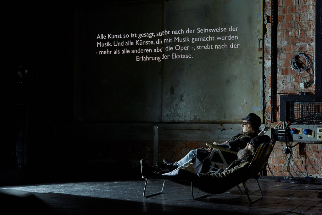 FLIESSEND mit Stefan Merki und Zoro Babel, Regie: Caitlin van der Maas, Münchner Kammerspiele, Werkraum